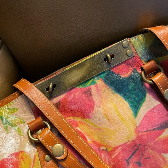 Patricia Nash washed floral leather tote. - Picture 3 of 7